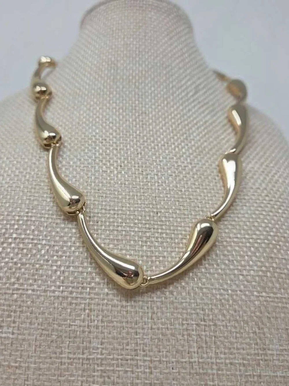 New Anthropologie drippy bean necklace in gold
